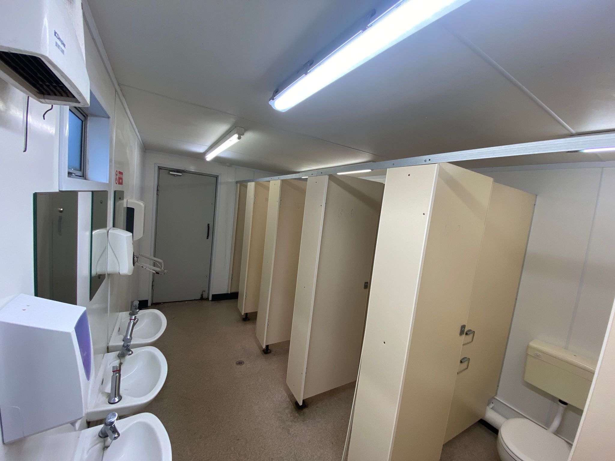 20′ x 10′ 7 Cubicle Toilet Block – Ref.-7C/Wer